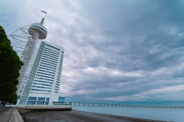 Lizbon, Portekiz - 15 Kasım 2024: Lizbon Myriad Hotel Tagus Nehri kıyısında yer almaktadır. Bu ayırt edici otel aslında 1998 Lizbon Fuarı için inşa edilmiştir..
