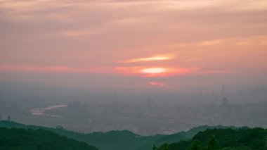 Tayvan 'daki Datong Dağı' ndan 8 Mayıs 2025 'te çekilmiş, turuncu renkte, nefes kesici bir gün batımı..