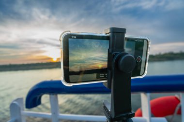 Mısır 'ın Aswan kentindeki Esna Lock' a yaklaşan bir yolcu gemisi, sakin Nil Nehri üzerinde hareketli bir günbatımını yakalar. Sahne teknolojiyle doğal güzelliği harmanlıyor..