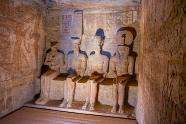 Aswan, Mısır - 16 Ocak 2025: 2. Ramses Tapınağı 'ndaki Ptah, Amun, Ramses ve Ra heykellerinin üzerine gün doğumu ışığı düştü..