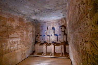 Abu Simbel Tapınakları, Mısır - 16 Ocak 2025: Kutsalların en kutsalında Ptah, Amun, Ramses II ve Ra 'nın gündoğumuyla aydınlanan dört adet heykeli. Oymalar ve hiyeroglifler duvarları süslüyor..