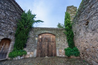 Bu fotoğraf, İspanya 'nın Torruella kentindeki güvenli ve temassız bir manastırda dönüşümlü işlem ızgarasını gösteriyor..
