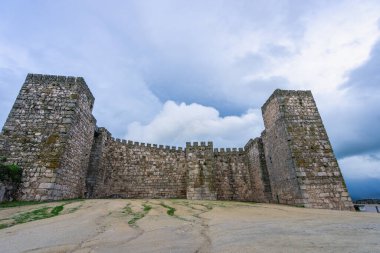 Bu resim Trujillo Kalesi 'ni gösteriyor. Trujillo, İspanya' daki antik bir kale. Neredeyse tamamı taştan yapılmış..