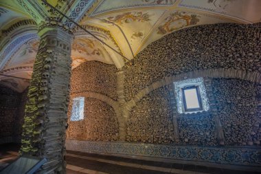 Evora, Portekiz - 8 Mart 2025: Igreja de Sao Francisco 'daki Capela dos Ossos' un binlerce insan kafatası ve kemiğinin yer aldığı tüyler ürpertici iç mimarisi.