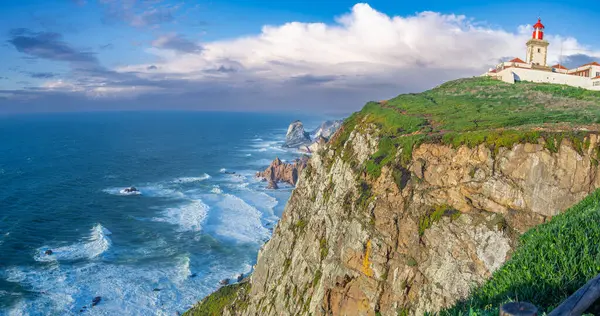 Cabo de Roca deniz fenerinin nefes kesici manzarası alttaki Atlantik dalgalarıyla kayalıklara tünemişti. Seyahat ve doğa temaları için mükemmel..