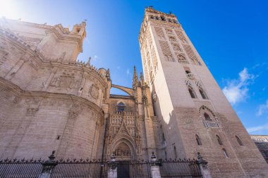 İspanya 'daki Sevilla Katedrali, 1987 yılından bu yana UNESCO' nun Dünya Mirası sahasında bulunan açık mavi gökyüzünün altında çarpıcı bir Gotik cephesi ve yüksek bir kuleye sahip..