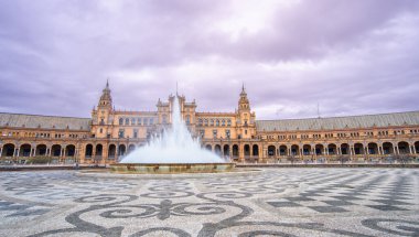 İspanya, Sevilla 'daki Plaza de Espana' daki merkez çeşmenin büyüleyici manzarası muhteşem Rönesans ve Mağribi Diriliş tasarımını gözler önüne seriyor..