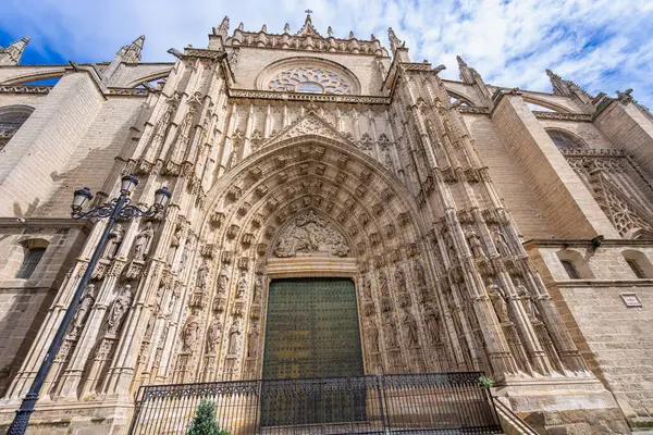 İspanya 'daki Sevilla Katedrali, 1987' den beri UNESCO 'nun Dünya Mirası sitesi olan mavi gökyüzünün altında süslü oymalarla çarpıcı bir Gotik girişi sergiliyor..