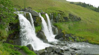 Window Falls olarak da bilinen Gluggafoss Şelalesi 'nin sakin alçak şelalelerine tanık olun. Su yavaşça Reykjanes Yarımadası' ndan akıyor. İzlanda.