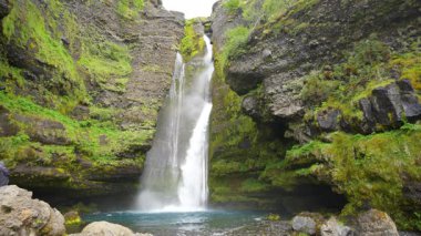2025 yazında çekilen Güney Kıyısı İzlanda 'daki üst Pencere Şelalesi' ni keşfedin..