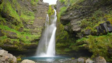11 Haziran 2025 'te Güney Sahili İzlanda' da çekilen ipeksi üst pencere şelalesine hayran olun..