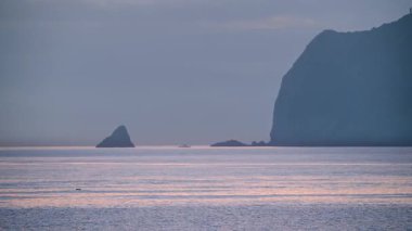 Waimushan, Keelung, Tayvan 'da rüya gibi bir yaz gündoğumu yaşayın. Büyük ve Küçük Keelung yakınlarındaki balıkçı teknelerine bakın Turuncu ve altın bir gökyüzünün altında.