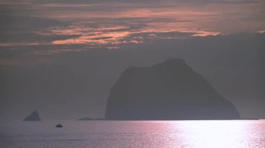 Waimushan, Keelung, Tayvan 'da nefes kesen yaz gündoğumunun tadını çıkar. Büyük ve Küçük Keelung yakınlarındaki balıkçı teknelerine bakın Turuncu ve altın bir gökyüzünün altında.