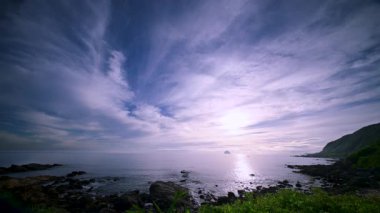 Waimushan, Keelung, Tayvan 'da çarpıcı bir yaz gündoğumu görüntüsü. Büyük ve Küçük Keelung yakınlarındaki balıkçı teknelerini turuncu ve altın bir gökyüzünün altında.