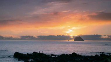 Waimushan, Keelung, Tayvan 'da büyülü bir yaz gündoğumu yaşayın. Büyük ve Küçük Keelung yakınlarındaki balıkçı teknelerine bakın Turuncu ve altın bir gökyüzünün altında.