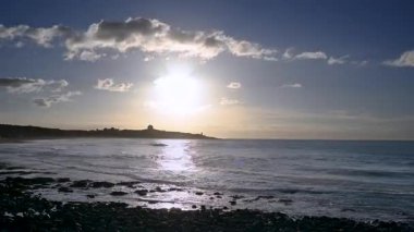 Waimushan, Keelung, Tayvan 'da büyülü bir yaz gündoğumu yaşayın. Keelung Adası yakınlarında turuncu ve altın rengi rüya gibi bir gökyüzünün altında balıkçı tekneleri.