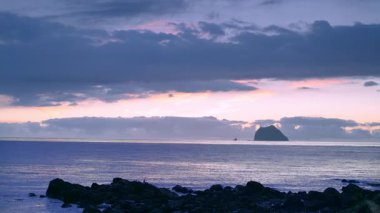 Keelung, Tayvan 'daki Waimushan kıyı şeridinde muhteşem bir yaz gündoğumu. Güneş görkemli Keelung Adası 'nın yakınından doğarken gökyüzü canlı renklerle boyanır..