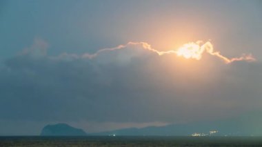 New Taipei City Tayvan 'daki Shimen Sahili' nde çekilen sakin bir gece videosu. Ay bulutların arkasından çıkar ve sakin okyanusu aydınlatır. Huzurlu bir atmosfer yaratır..