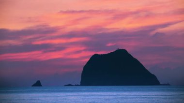 Keelung Adası üzerinde huzurlu bir yaz gündoğumu ve Keelung, Tayvan 'da açık pembe ve turuncu gökyüzü ile balıkçılık suları..