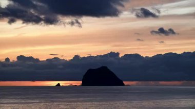 Gün doğumunda Keelung Adası ve Tayvan 'daki Waimushan Sahili üzerinde hızlı hareket eden dramatik bulutlar..