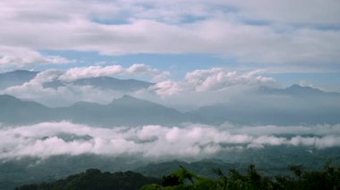 Dahu Miaoli, Tayvan 'dan gelen sisli vadi manzarasını keşfedin. Dağ tepelerinde dönen bulutlar. 2025 'te çekilmiş, bu yaz öğleden sonra sergiler yemyeşil ve sakin bir manzara..