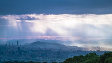 Shulin Dadao Dağı 'ndan gelen Taipei üzerinde dramatik yağmur ve ışık deneyimi. 2025 yazında çekilen bu video, sisli yağmuru ve şehrin üzerindeki çarpıcı ışık efektlerini kaydediyor..