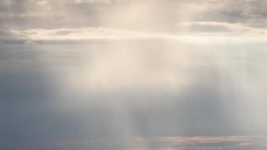 Dadao Dağı 'nın muhteşem manzarası Shulin Tayvan' dan. Dramatik ışık huzmeleri Taipei şehrinin silueti üzerinde yağmur bulutlarına nüfuz eder mistik bir atmosfer yaratır..