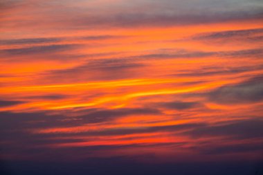 Pinglin, New Taipei City, Tayvan 'da nefes kesen bir günbatımı parlak turuncu ve kırmızı çizgileriyle gökyüzünü boyar ve çarpıcı bir doğal zemin oluşturur..