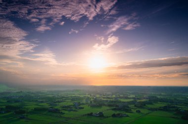 Yilan, Tayvan 'da gün batımının büyüleyici görüntüsü gökyüzünde turuncu ve mor renklerin güzel bir karışımını sergiliyor..