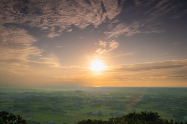 Yilan, Tayvan 'da gün batımının büyüleyici görüntüsü gökyüzünde turuncu ve mor renklerin güzel bir karışımını sergiliyor..