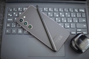 Samsung Galaxy Tab S9 ve Samsung Galaxy S23 tablet kulaklıklarda modern aygıtlar