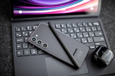 Samsung Galaxy Tab S9 ve Samsung Galaxy S23 tablet kulaklıklarda modern aygıtlar