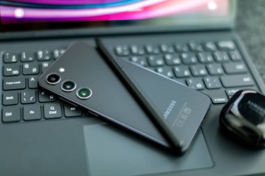 Samsung Galaxy Tab S9 ve Samsung Galaxy S23 tablet kulaklıklarda modern aygıtlar