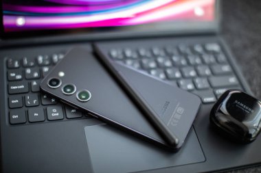 Samsung Galaxy Tab S9 ve Samsung Galaxy S23 tablet kulaklıklarda modern aygıtlar