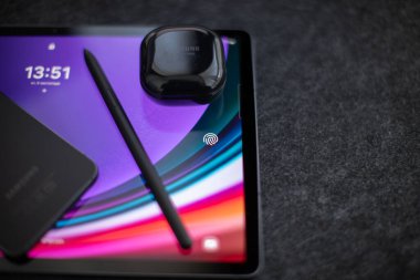 Samsung Galaxy Tab S9 ve Samsung Galaxy S23 tablet kulaklıklarda modern aygıtlar