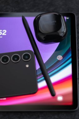 Samsung Galaxy Tab S9 ve Samsung Galaxy S23 tablet kulaklıklarda modern aygıtlar