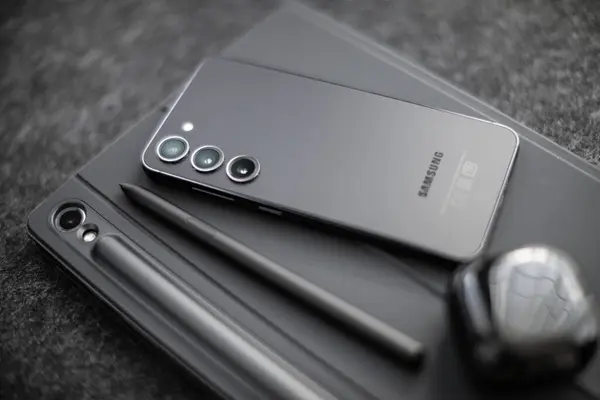 Samsung Galaxy Tab S9 ve Samsung Galaxy S23 tablet kulaklıklarda modern aygıtlar