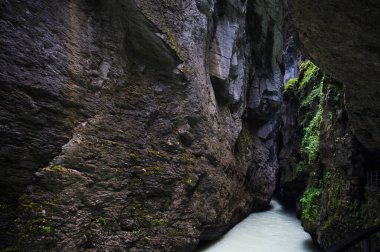 Aareschlucht Gorge, İsviçre - 30 Temmuz 2022, Aareschlucht Boğazı Aare Buzulu tarafından binlerce yıl oluşturuldu..