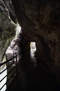 Aareschlucht Gorge, İsviçre - 30 Temmuz 2022, Aareschlucht Boğazı Aare Buzulu tarafından binlerce yıl oluşturuldu..