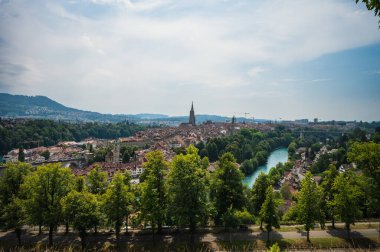 Bern, İsviçre - 23 Temmuz 2022 - Rosengarten Park 'tan Bern şehri manzarası.