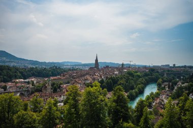 Bern, İsviçre - 23 Temmuz 2022 - Rosengarten Park 'tan Bern şehri manzarası.