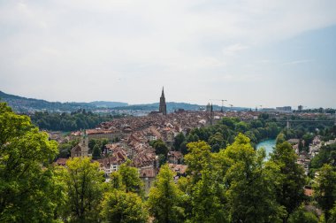Bern, İsviçre - 23 Temmuz 2022 - Rosengarten Park 'tan Bern şehri manzarası.