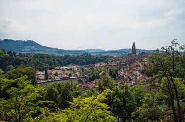 Bern, İsviçre - 23 Temmuz 2022 - Rosengarten Park 'tan Bern şehri manzarası.
