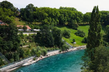 Bern, İsviçre - 23 Temmuz 2022 - Rosengarten Park 'tan Bern şehri manzarası.