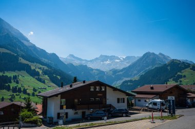 Adelboden, İsviçre - 24 Temmuz 2022 - Adelboden köyü ve şehir merkezi yaz manzarası