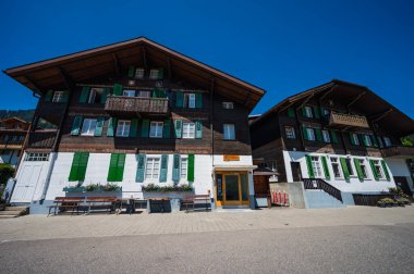 Adelboden, İsviçre - 24 Temmuz 2022 - Adelboden köyü ve şehir merkezi yaz manzarası