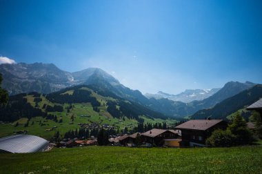 Adelboden, İsviçre - 24 Temmuz 2022 - Adelboden köyü ve şehir merkezi yaz manzarası