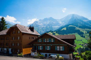 Adelboden, İsviçre - 24 Temmuz 2022 - Adelboden köyü ve şehir merkezi yaz manzarası