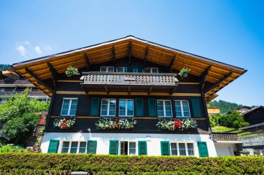 Adelboden, İsviçre - 24 Temmuz 2022 - Adelboden köyü ve şehir merkezi yaz manzarası