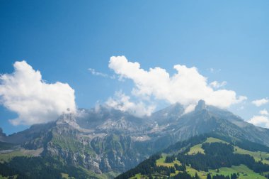 Adelboden, İsviçre - 24 Temmuz 2022 - Adelboden köyü ve şehir merkezi yaz manzarası